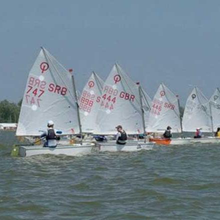 30% for sailing with a captain for 1h, 20% on the sailing course, 10% for a night on a sailboat for two people